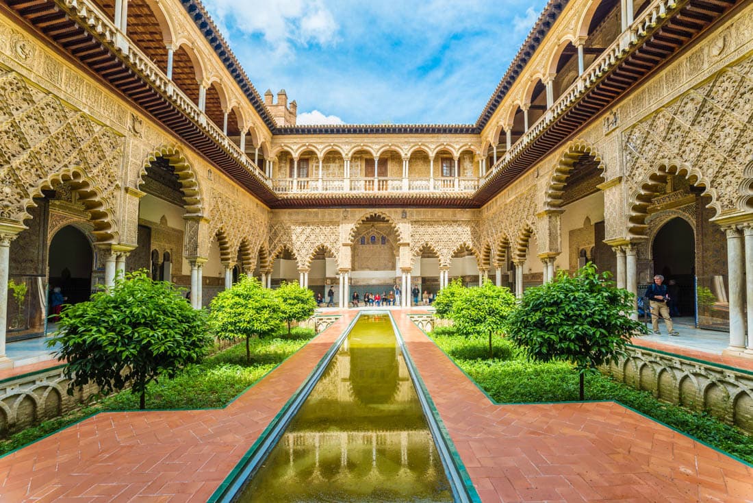 La cour des Poupées de l'Alcázar de Séville, chef-d'œuvre de l'architecture mudéjare