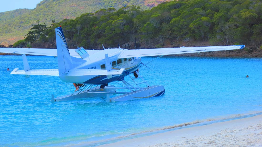Hydravion amarré à Whitehaven Beach, îles Whitsunday