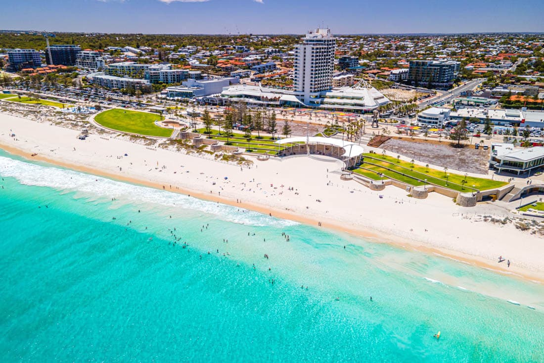 Scarborough Beach et ses vagues sous un ciel bleu, côte de Perth, Australie-Occidentale