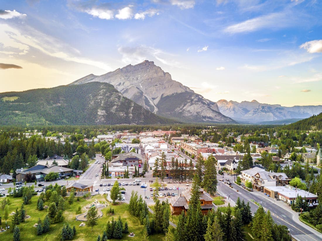 La ville de Banff encadrée par les Rocheuses, avec le mont Rundle en arrière-plan