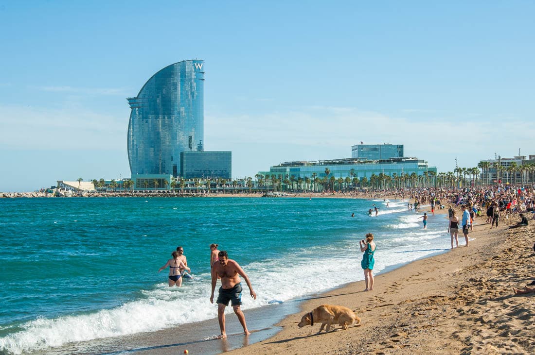 La plage de la Barceloneta, poumon marin de Barcelone en plein centre-ville