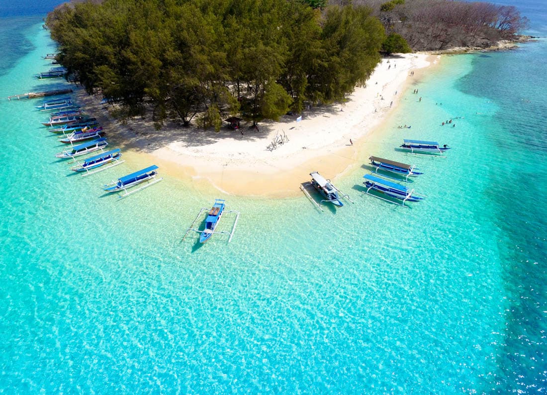 Plage de sable blanc et palmiers, Gili Islands