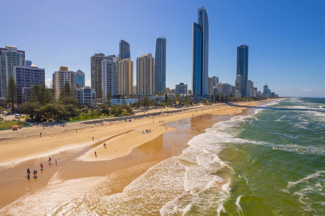 La Gold Coast et ses plages de surf baignées de soleil en été austral, Australie