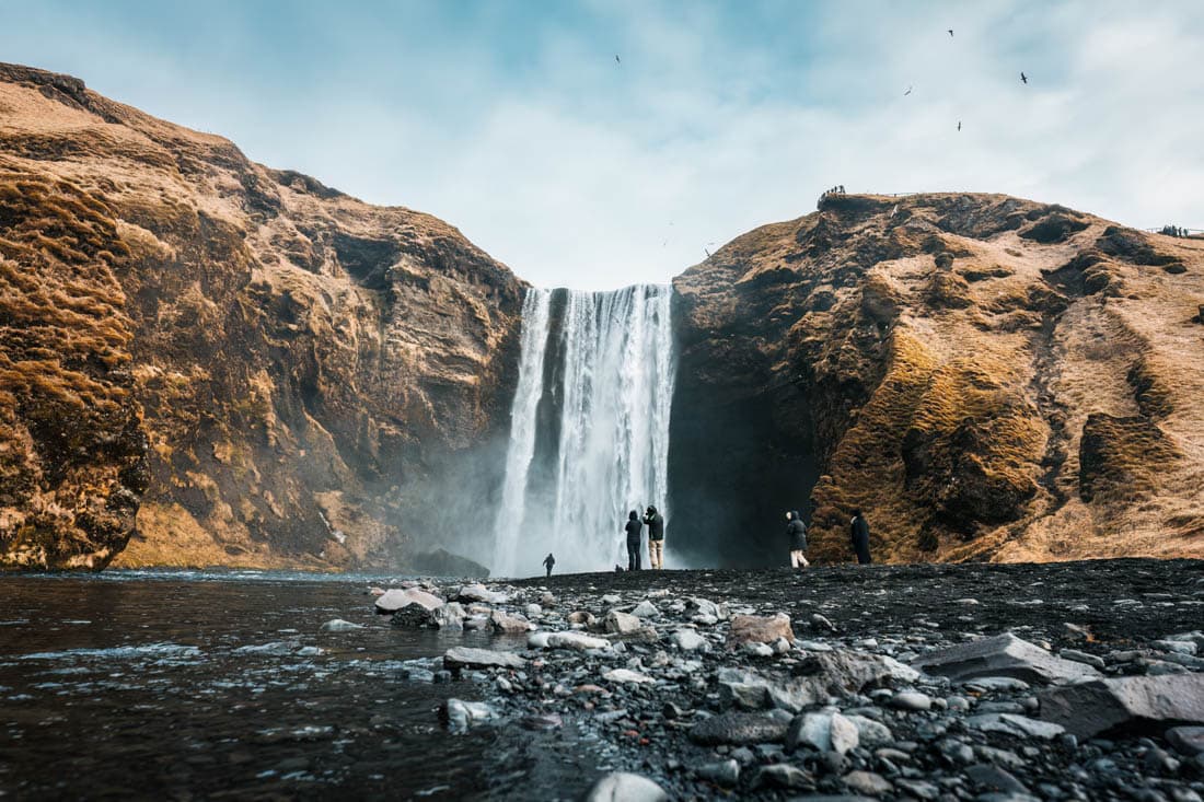 La cascade de Skógafoss et son arc-en-ciel, Islande