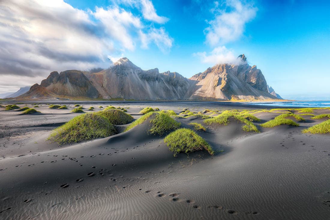 La plage noire de Stokksnes et le mont Vestrahorn, Islande