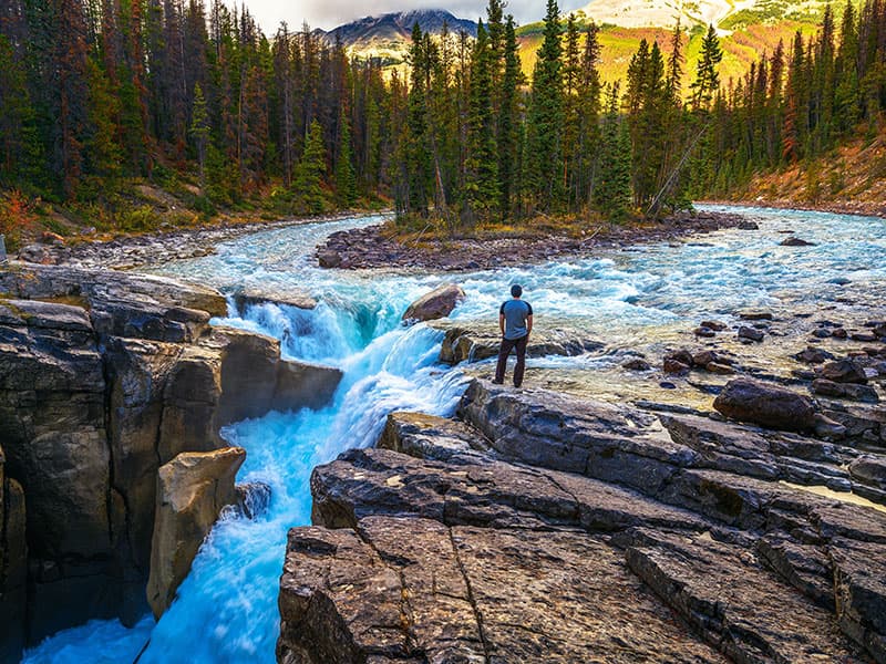 Rocheuses canadiennes au lever du soleil