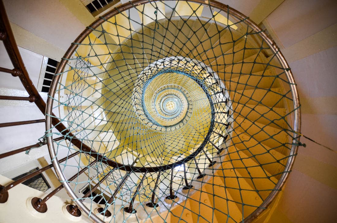 L'escalier hélicoïdal à l'intérieur du phare Amédée, Nouvelle-Calédonie