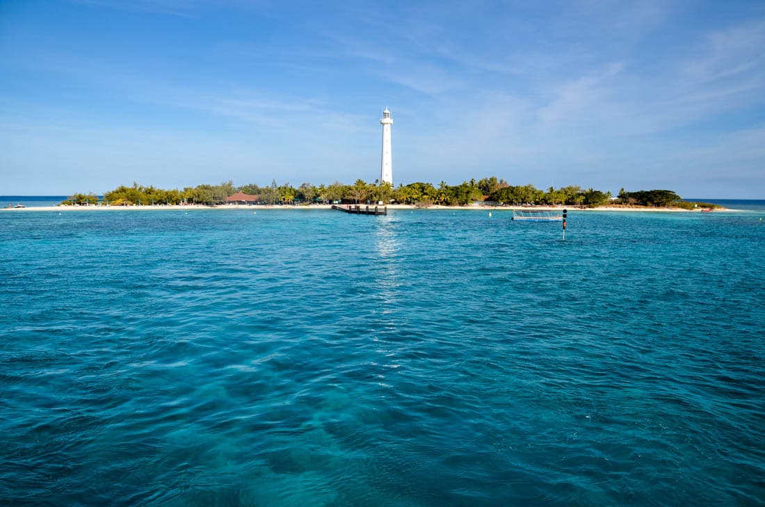 Le phare Amédée sur son îlot, entouré du lagon turquoise de Nouvelle-Calédonie