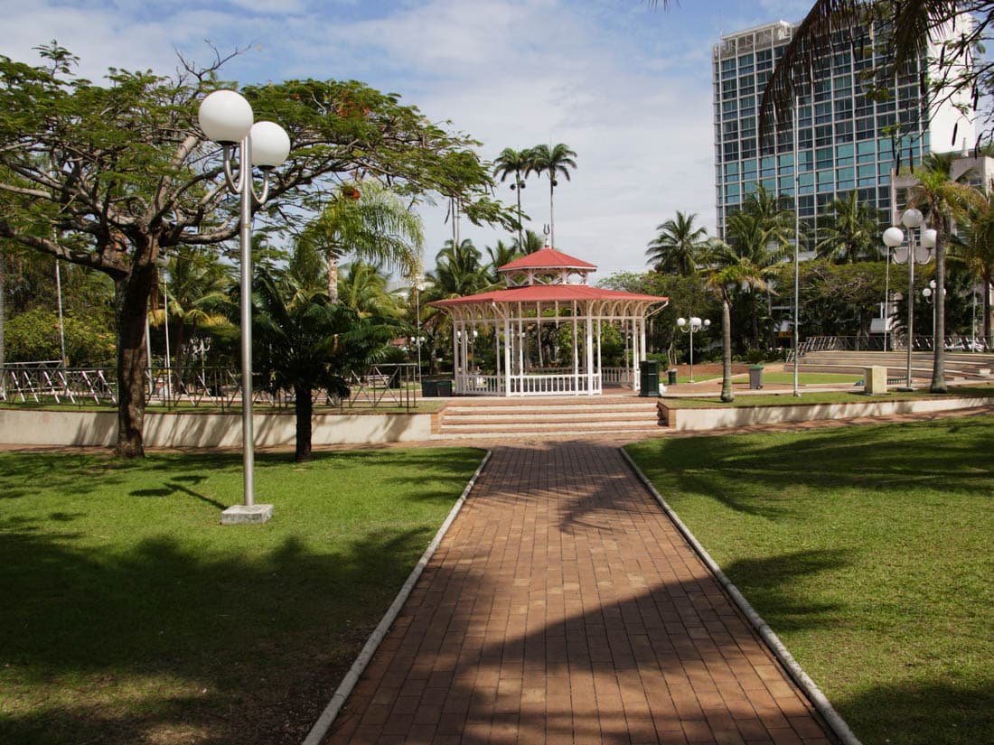La place des Cocotiers au cœur de Nouméa, Nouvelle-Calédonie