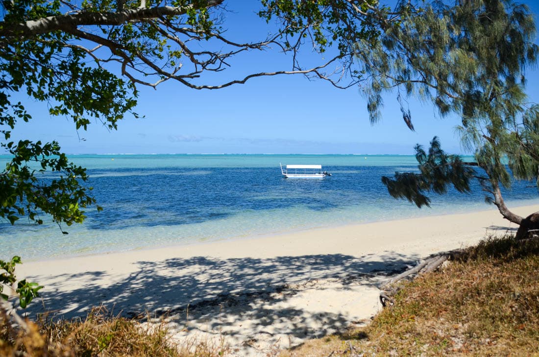 La plage de Poé et son lagon turquoise, côte ouest de la Nouvelle-Calédonie
