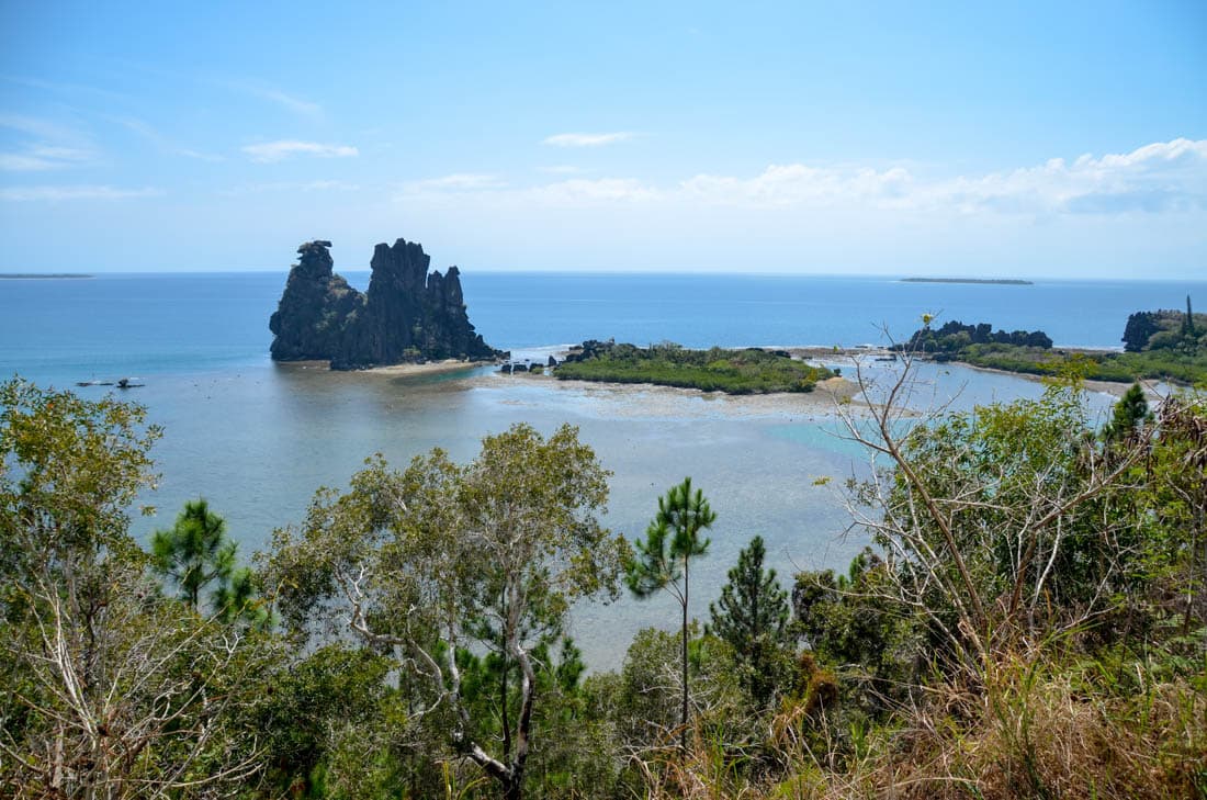 La poule de Hienghène, formation rocheuse emblématique de la côte est, Nouvelle-Calédonie