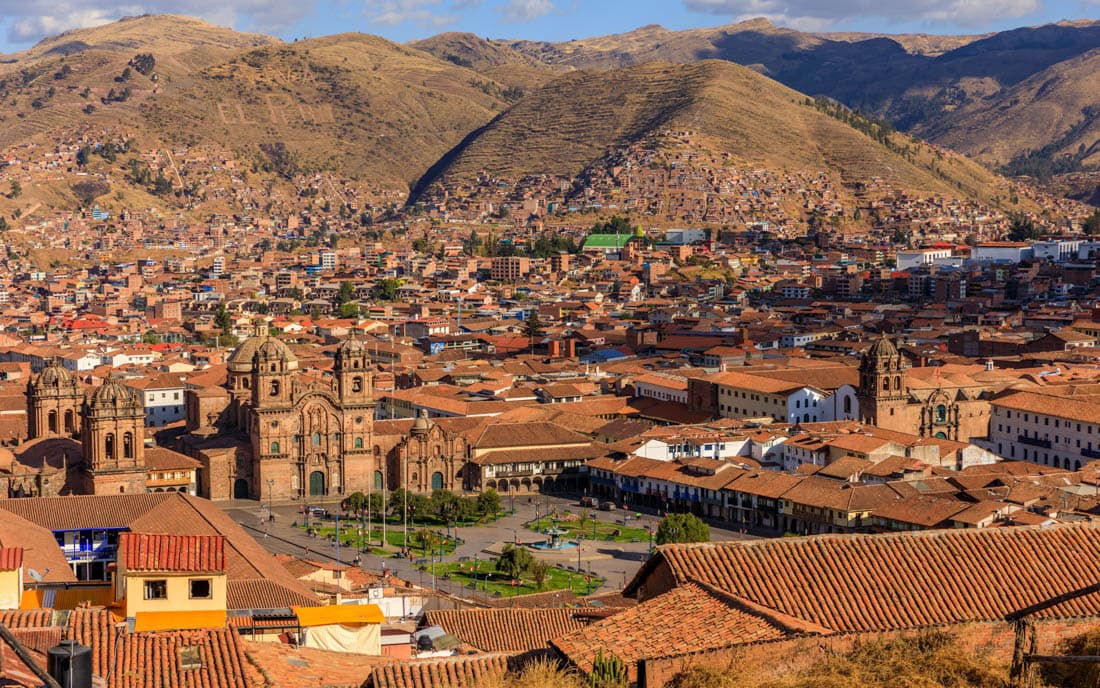 Les toits de Cusco et la montagne, Pérou