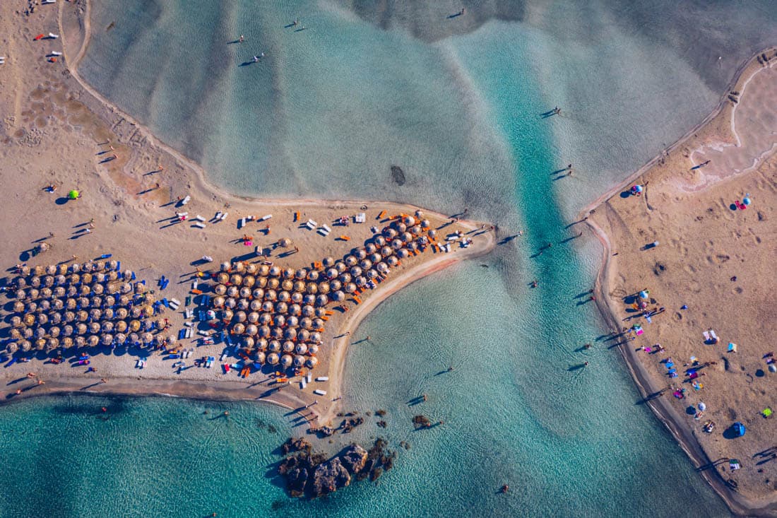 Le lagon rose d'Elafonissi et son îlot accessible à pied, Crète, Grèce