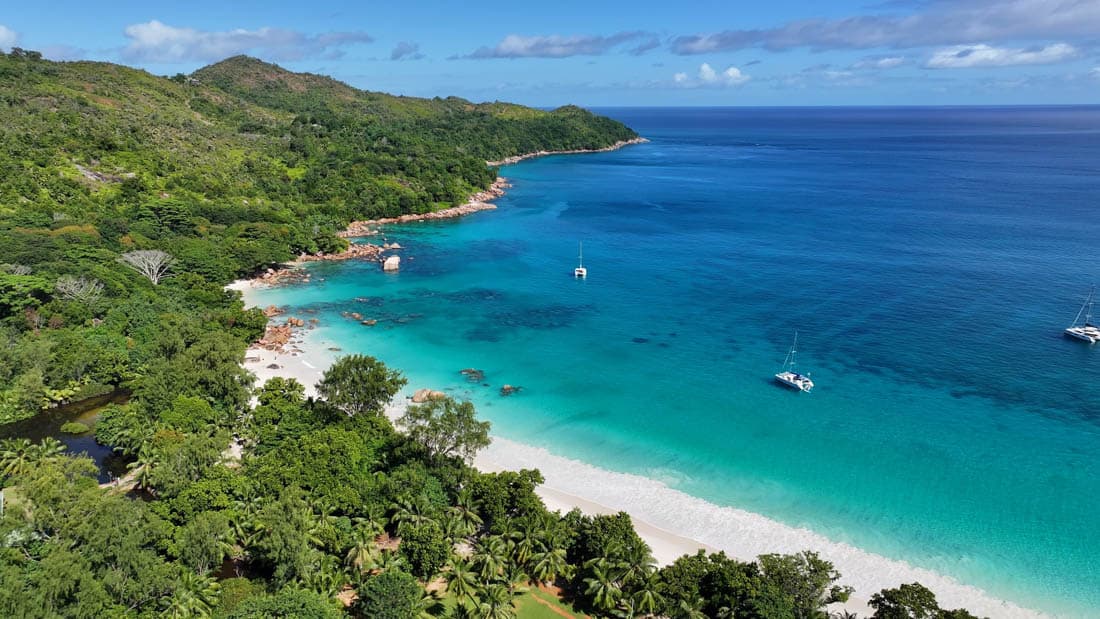 L'Anse Lazio encadrée par les rochers de granit et les cocotiers, Praslin, Seychelles