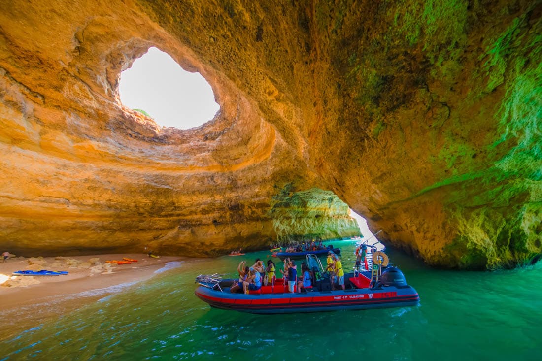 La grotte de Benagil et son oculus naturel baigné de lumière, Algarve, Portugal