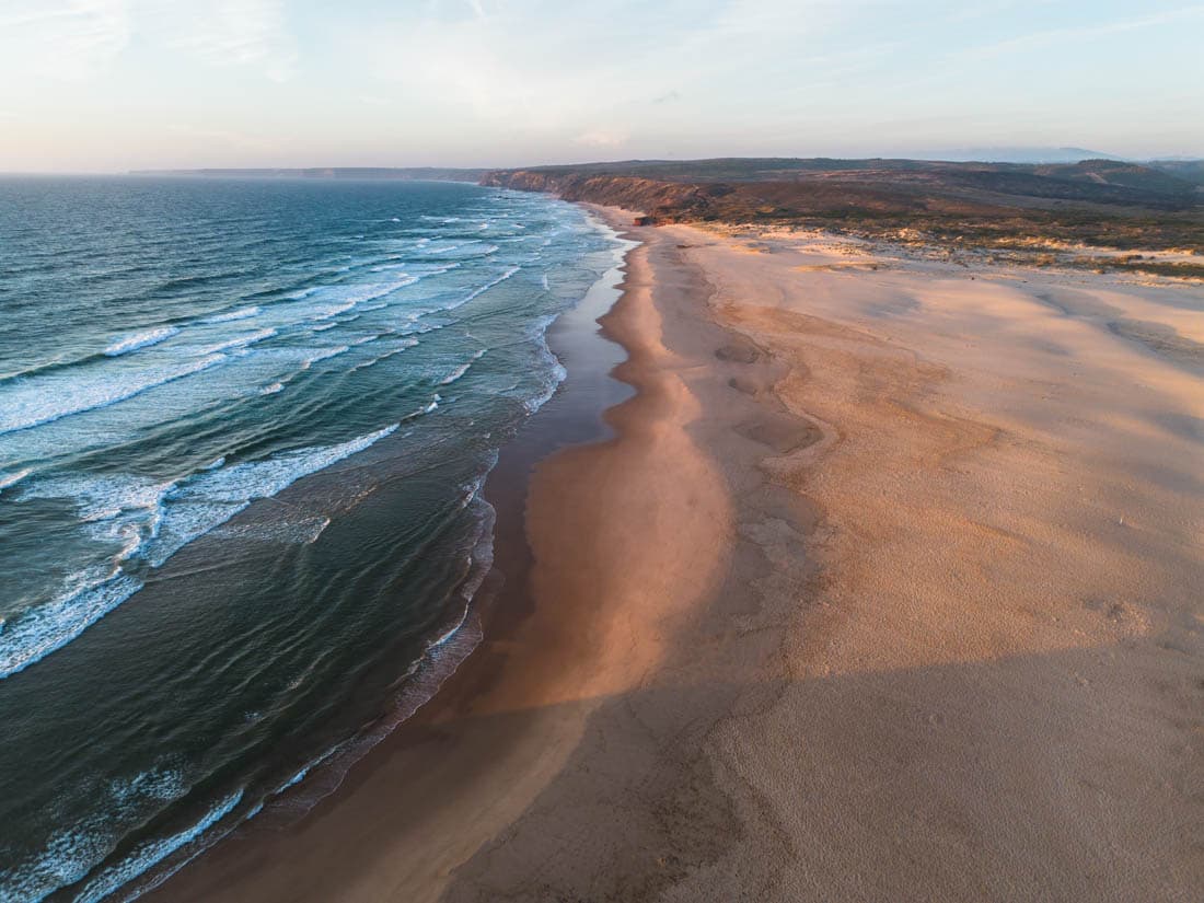 Les vagues puissantes de la côte Vicentine et ses plages sauvages protégées, Algarve, Portugal