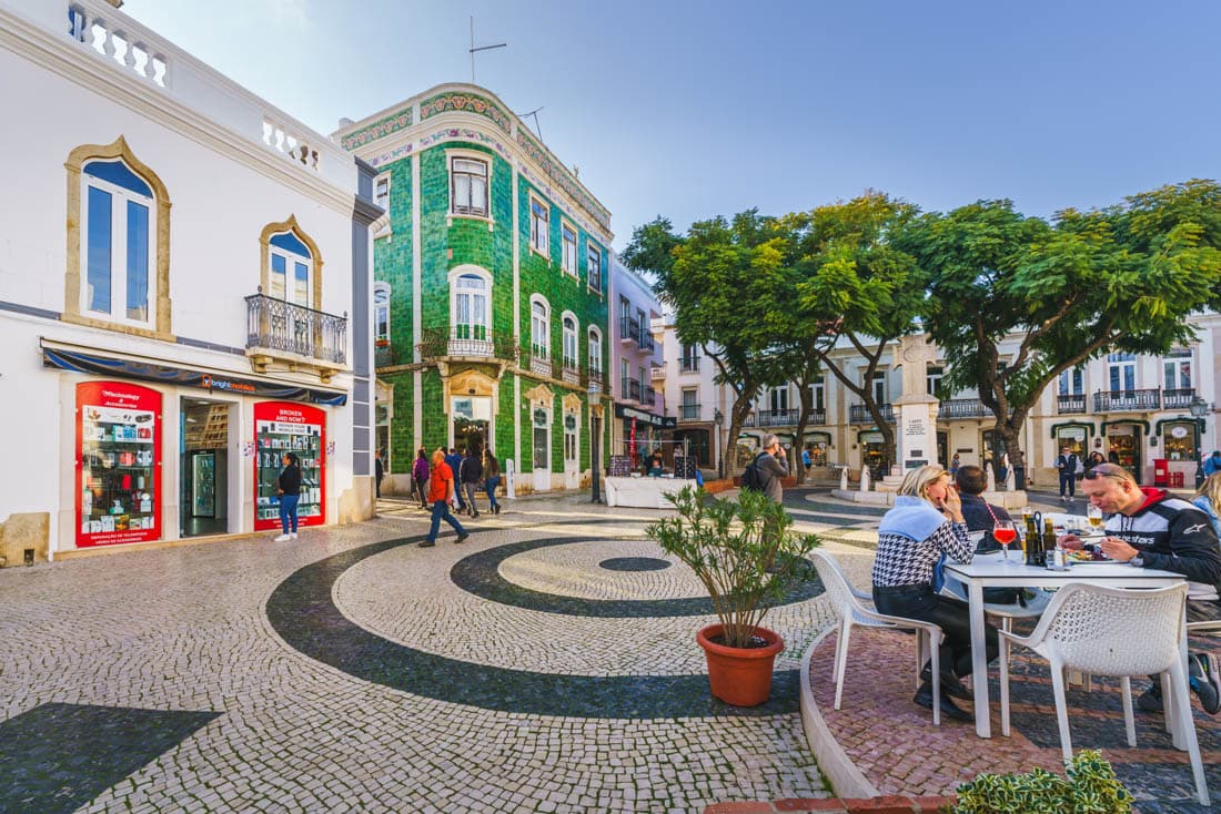 Les falaises ocre et les eaux émeraude de Lagos, côte de l'Algarve, Portugal