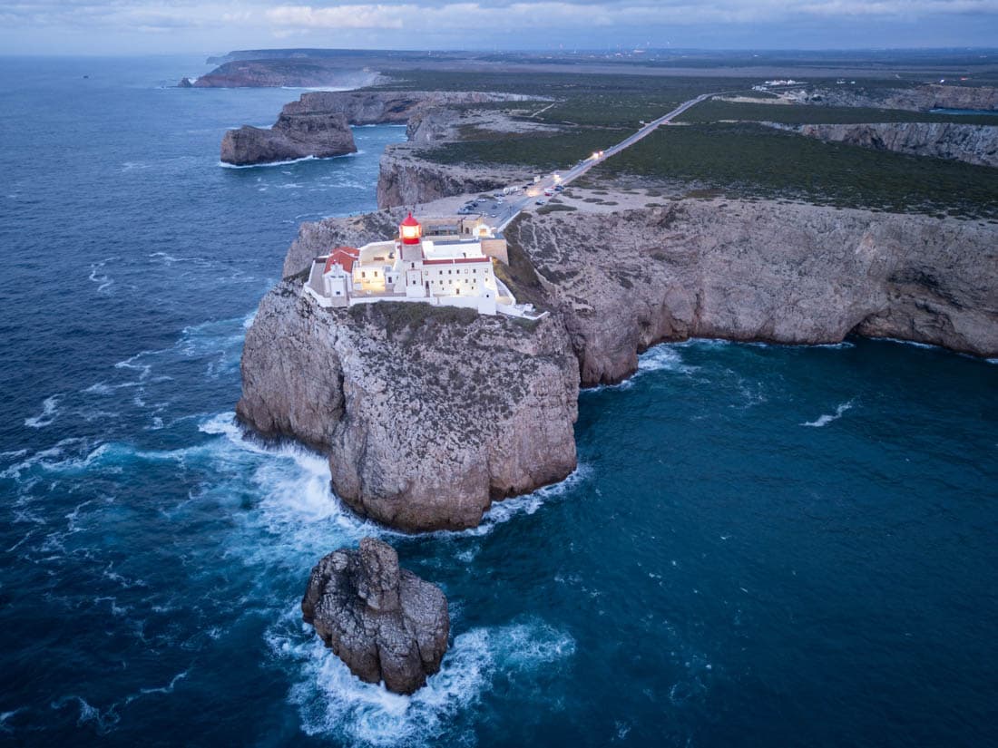 La forteresse de Sagres et les falaises plongeant dans l'Atlantique, Cap Saint-Vincent, Portugal