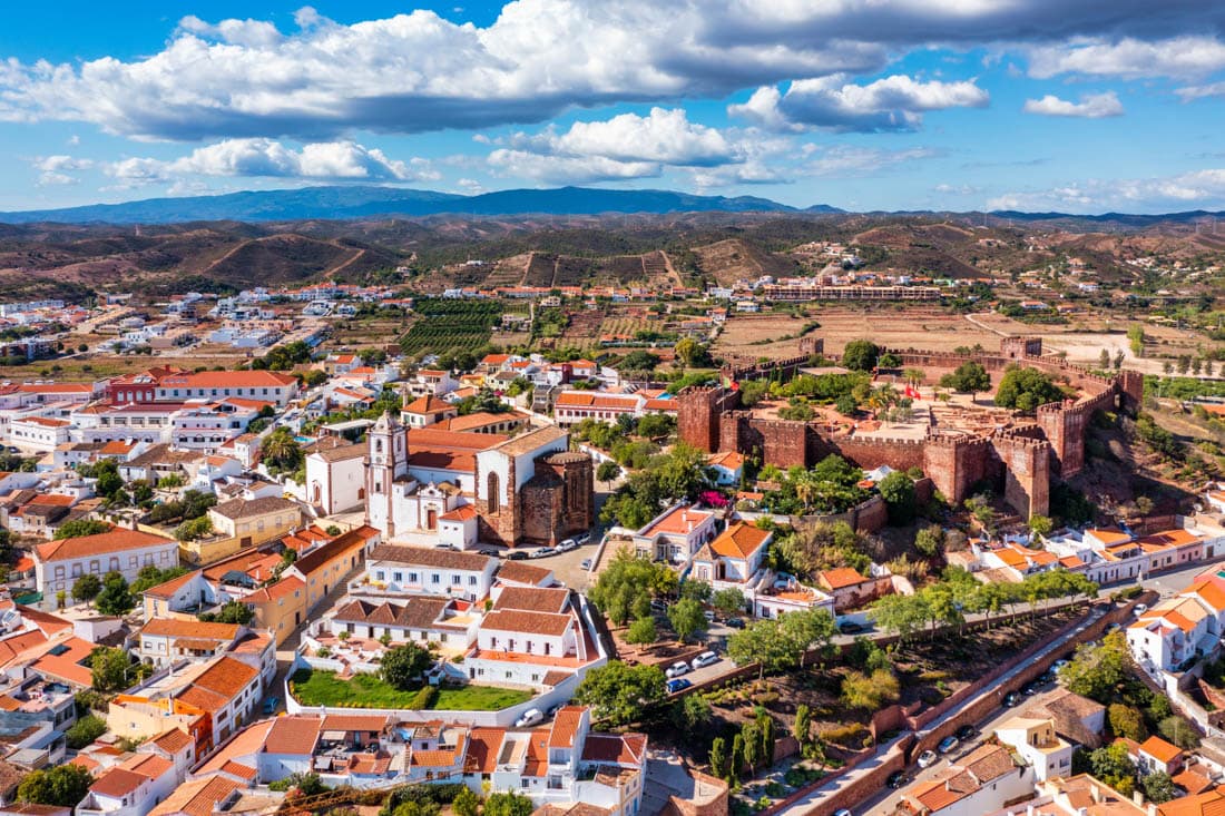 Le château maure de Silves en grès rouge dominant la campagne algarviènne, Portugal