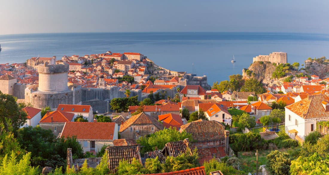 Les remparts médiévaux de Dubrovnik au coucher du soleil sur l'Adriatique, Croatie