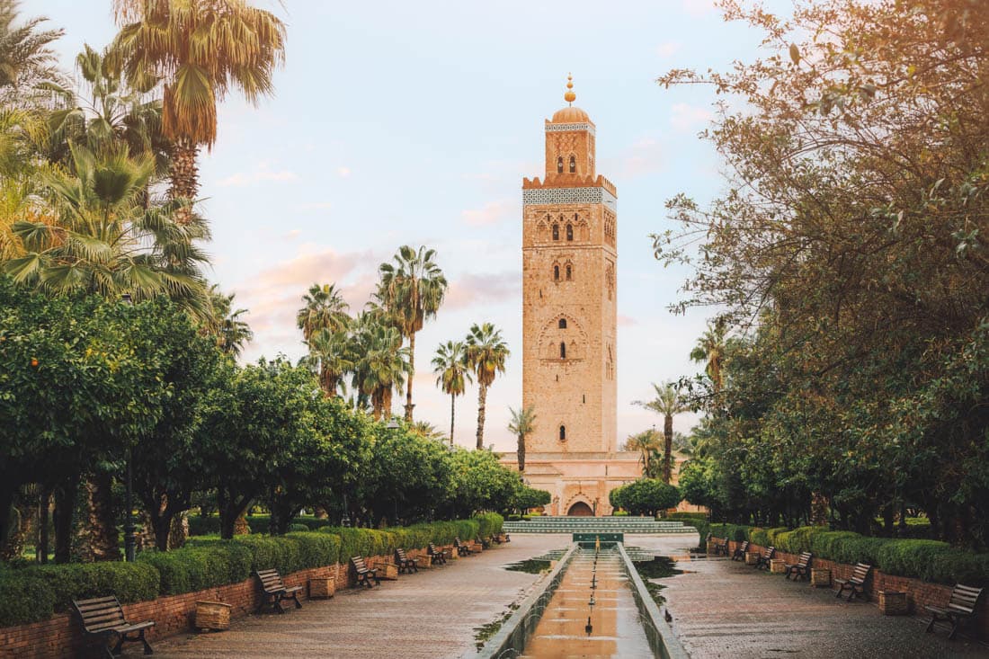 Les toits-terrasses et les minarets de Marrakech à la nuit tombée, Maroc