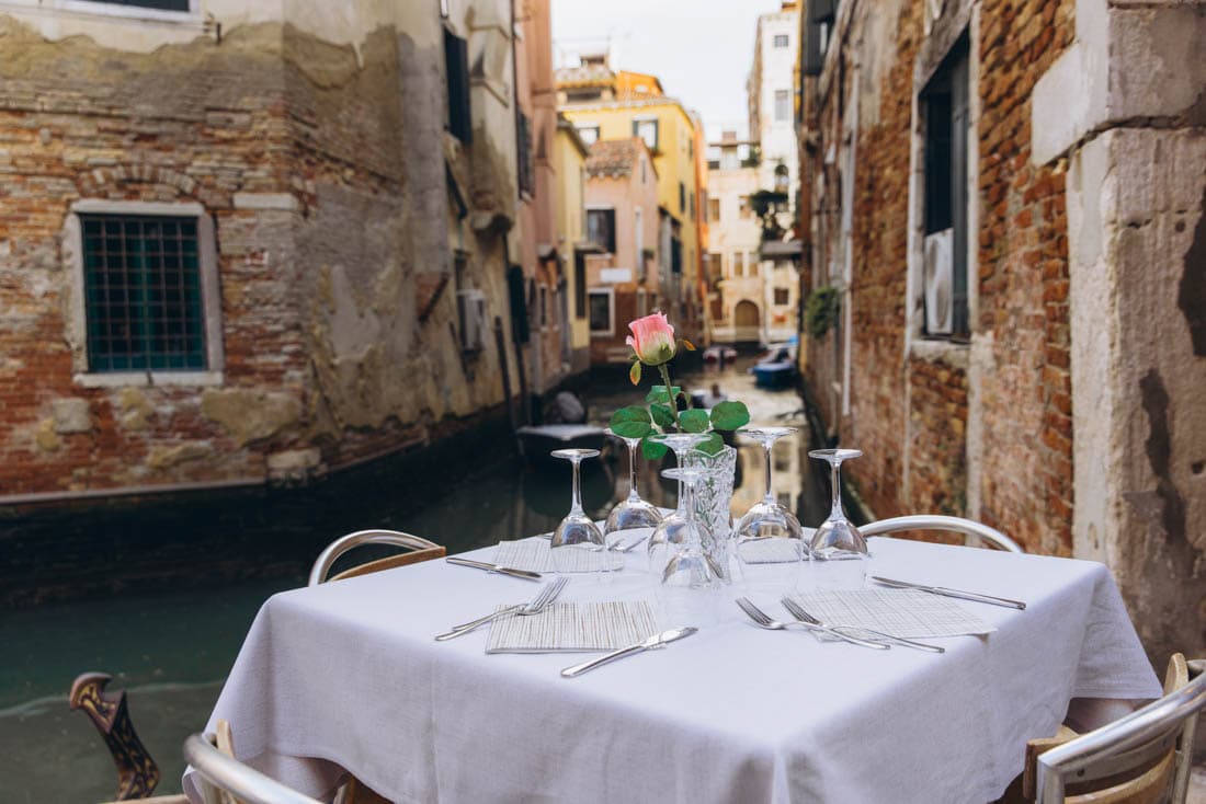 Le Grand Canal et les palais dorés de Venise au coucher du soleil, Italie