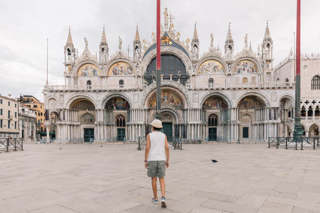 Les mosaïques dorées et les coupoles de la Basilique Saint-Marc, Venise