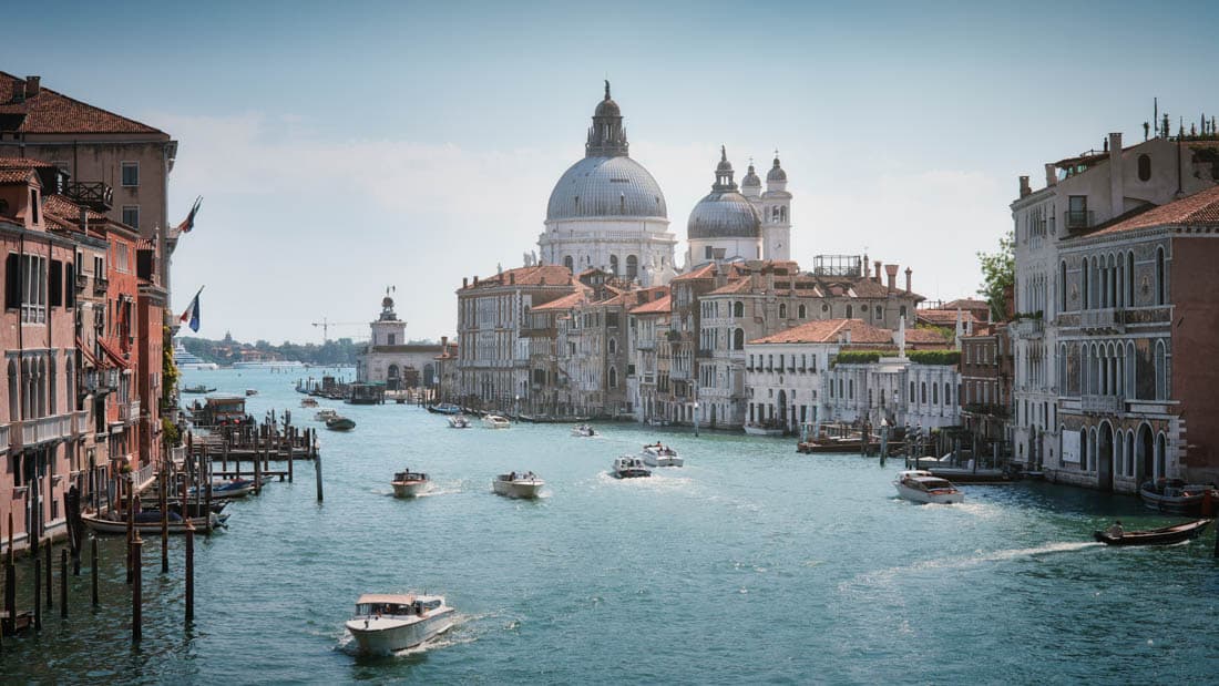 Le Grand Canal de Venise et ses palais gothiques vus depuis le vaporetto