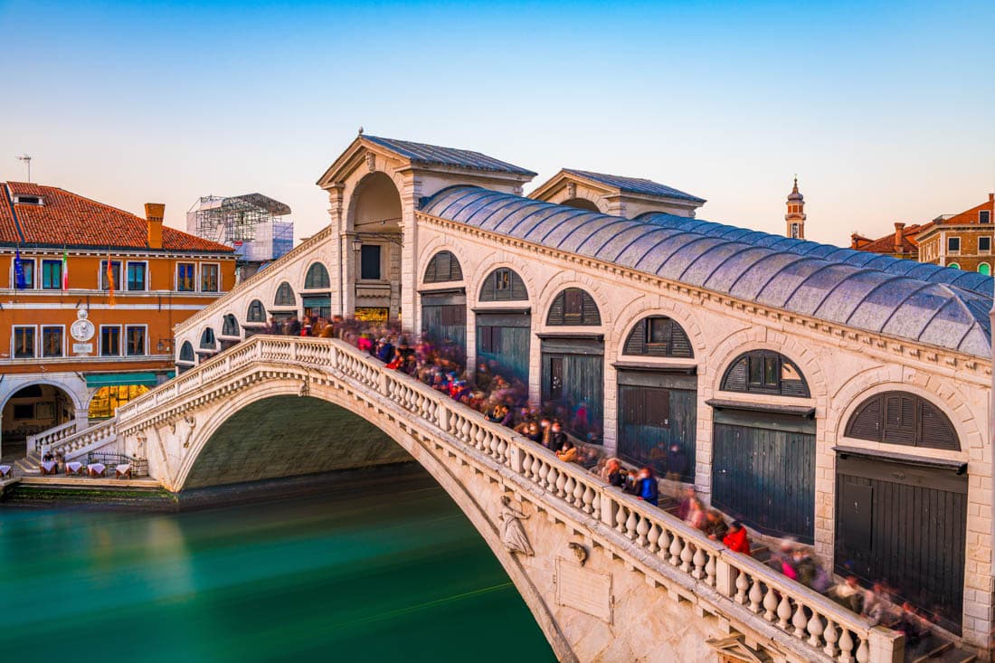 Le Pont du Rialto et les gondoles sur le Grand Canal, Venise