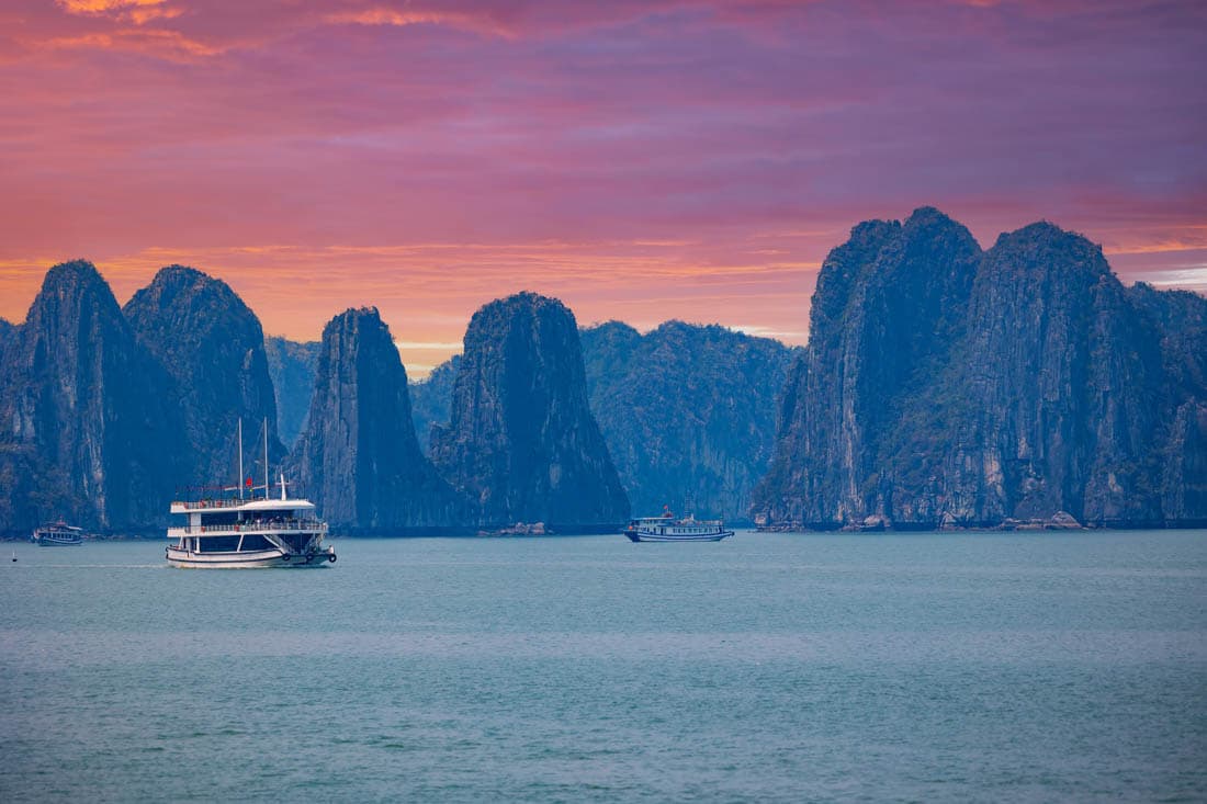 Crépuscule sur la baie d'Halong depuis le pont d'une jonque, Vietnam