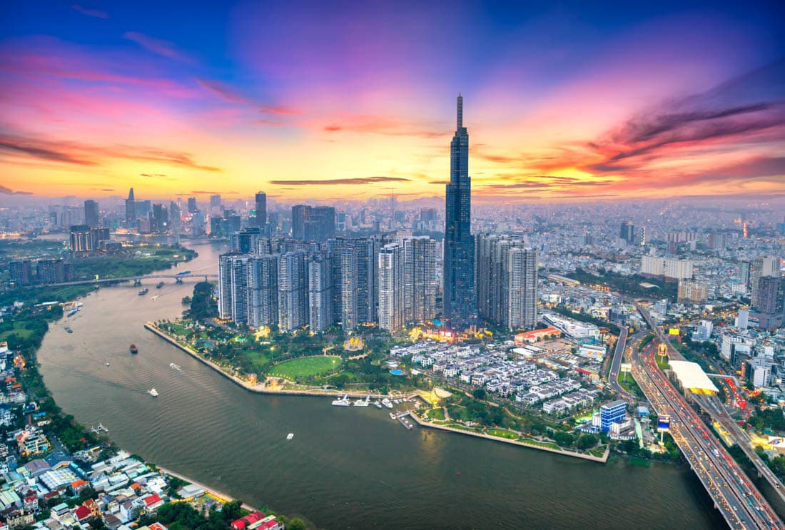 Hô-Chi-Minh-Ville et ses gratte-ciels le long de la rivière Saïgon, Vietnam