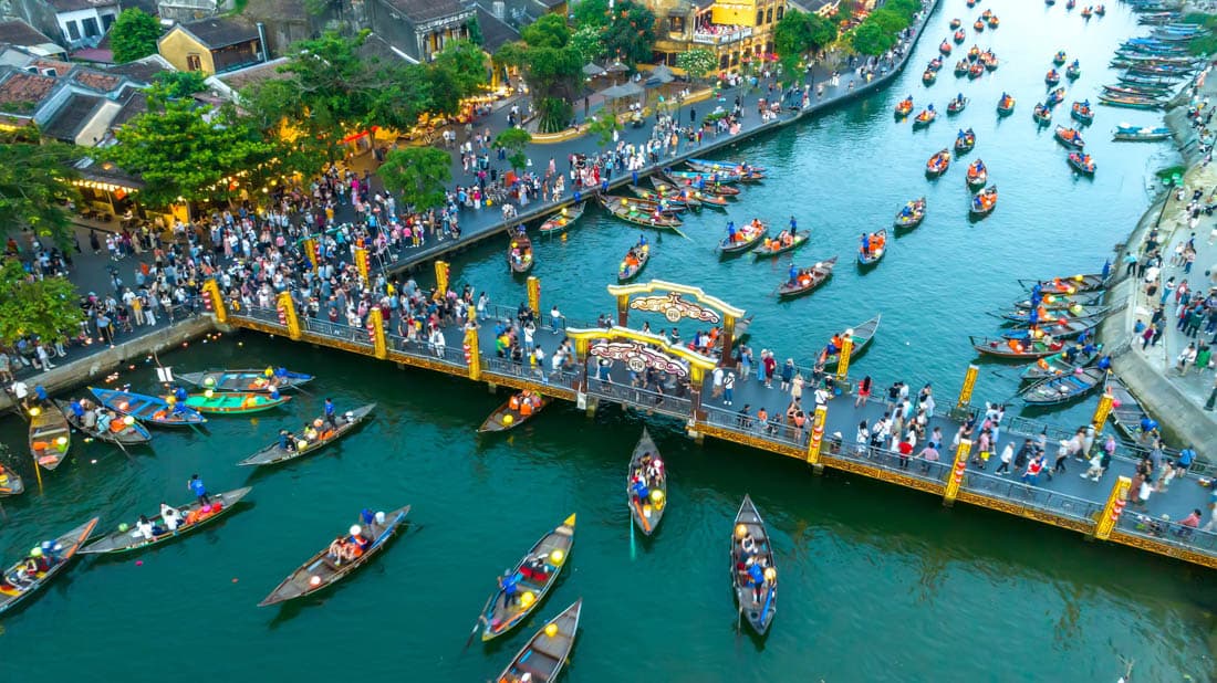 La vieille ville de Hoi An illuminée de lanternes de soie la nuit, Vietnam