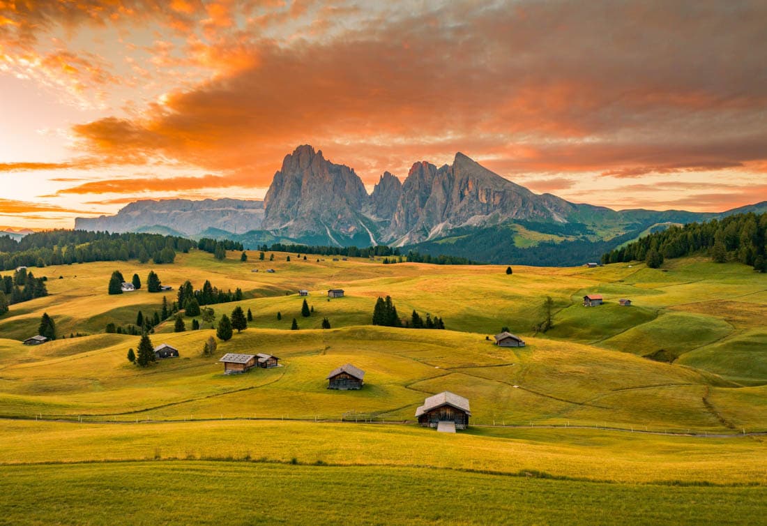 Les pics des Dolomites au coucher du soleil depuis le Passo Sella, Italie du Nord